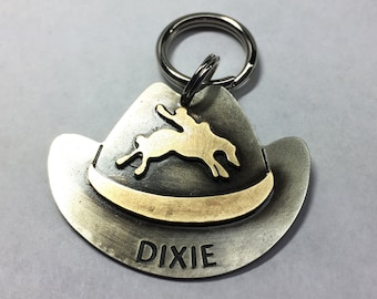 Medaglietta identificativa per animali domestici con cappello da cowboy e cowgirl, stile western, rodeo, personalizzata, con iniziale o cavaliere da rodeo