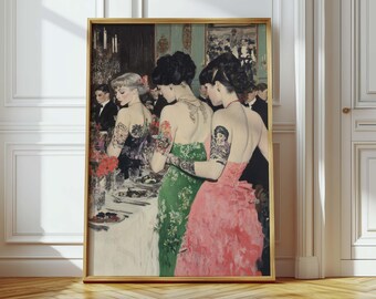 Puede incluir: Impresión enmarcada de una pintura vintage que representa a tres mujeres con elegantes vestidos en un evento formal. Las mujeres tienen elaborados tatuajes en los brazos. La pintura tiene un marco dorado.