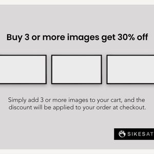 K&ouml;nnte beinhalten: Eine Grafik mit drei leeren Bildrahmen und dem Text "Kaufe 3 oder mehr Bilder und erhalte 30% Rabatt". Unter den Rahmen steht der Text "F&uuml;ge einfach 3 oder mehr Bilder zu deinem Warenkorb hinzu, und der Rabatt wird bei der Bestellung an der Kasse angewendet." Der Text "SIKESATELIER" befindet sich am unteren Rand der Grafik.