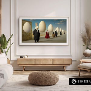 K&ouml;nnte beinhalten: Ein gerahmter Druck eines surrealistischen Gem&auml;ldes, das eine Reihe von Menschen zeigt, die gro&szlig;e wei&szlig;e Eier tragen. Die Menschen sind in formeller Kleidung gekleidet und das Gem&auml;lde spielt vor dem Hintergrund eines blauen Himmels und wei&szlig;er Wolken.