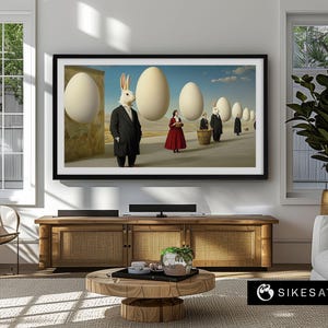 K&ouml;nnte beinhalten: Ein surrealistisches Gem&auml;lde, das eine Gruppe von Menschen zeigt, die durch eine W&uuml;stenlandschaft gehen. Die Menschen tragen Anz&uuml;ge und Kleider und tragen alle gro&szlig;e wei&szlig;e Eier. Die Eier sind gr&ouml;&szlig;er als die Menschen und alle in die gleiche Richtung ausgerichtet. Das Gem&auml;lde ist vor einem blauen Himmel mit wei&szlig;en Wolken platziert.