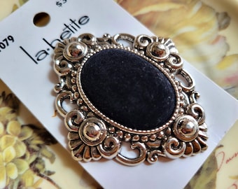 La Petite Fancy Button: Black Felt Metal Frame (2 1/4 Inch)