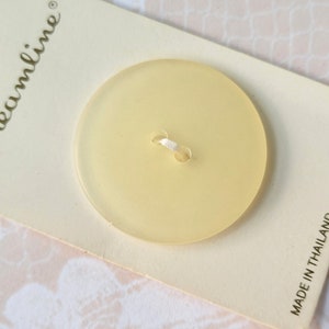 Big Cream Vintage Button 1 3/8 Inch 35mm Streamline Button Card