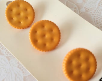 3 Ritz Cracker Vintage Shank Buttons 11/16 Inch 17mm JHB International Novelty Buttons