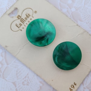 2 Emerald Green Vintage Buttons 7/8 Inch 22mm La Mode Button Card