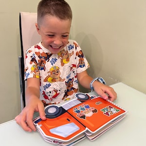 Personalisiertes Geschenk/ TocaBoca/ Beschäftigtes Buch/ Kindergeburtstag/ Toca Welt/ Gerechtes Weltleben/ Kinder von Toka-Boka/ Handgemachtes beschäftigtes Brett