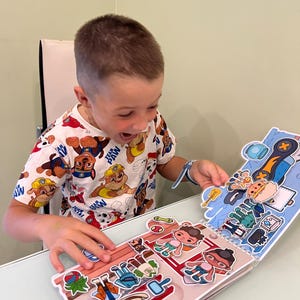 Weihnachtsgeschenk/Personalisiertes Geschenk/ TocaBoca/ Busy Buch/ Kinder Geburtstag/ Toca Welt/ Gerechtes Weltleben/ Handgemachtes Busy Board/ Fidget Spielzeug
