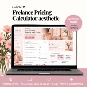 Peut inclure: Un écran d'ordinateur portable affiche l'application web de calcul de tarifs freelance HerRate dans des tons rose pâle. L'interface présente des champs pour les revenus, les dépenses et les heures, ainsi que les tarifs calculés.