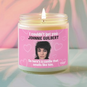 Vela de vidrio de 9 oz que huele como Johnnie Guilbert / Regalo para fan de Johnnie Guilbert, regalos para mejores amigos, vela inspirada en Fandom - ¡ENVÍO RÁPIDO!