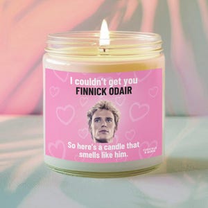 9 Unzen Glas riecht nach Finnick Odair Candle | Finnick Odair Fan Geschenk, Bester Freund Geschenke, Fandom inspiriert Kerze - SCHNELLER VERSAND!