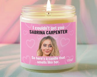 Świeca w szklanym naczyniu o pojemności 9 uncji, pachnąca jak świeca Sabrina Carpenter | Prezent dla fanki Sabriny Carpenter, prezent dla najlepszej przyjaciółki, świeca inspirowana fandomową serią - SZYBKA WYSYŁKA!