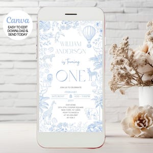 Convite eletrônico Safari Toile De Jouy para festa de 1º aniversário para qualquer smartphone. Convite editável Dusty Blue Safari para o primeiro aniversário. Canva