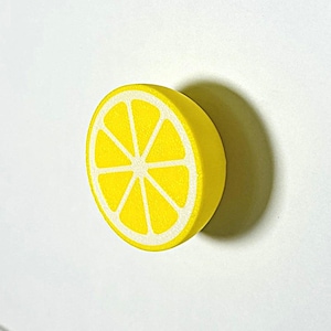 Pode incluir: Botão de armário amarelo em forma de limão com um centro branco.