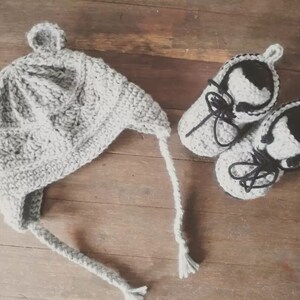 Cappello da orso fatto a mano di Artefacet con paraorecchie e stivaletti moderni
