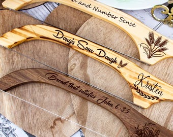 Gepersonaliseerde houten broodmes, aangepaste naam broodstrikmes, zuurdesembroodsnijder voor zelfgebakken brood, vioolmes, getand bagelmes