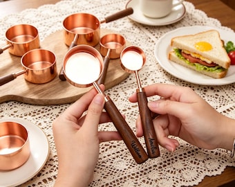 Juego de tazas y cucharas medidoras personalizadas grabadas, utensilios de cocina con mango de madera personalizado, regalo de repostería para mamá, regalo de inauguración de casa