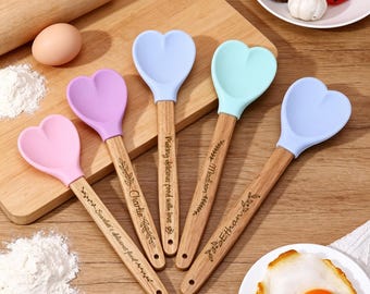 Spersonalizowana łyżka silikonowa z drewnianą rączką, spersonalizowana łyżka kuchenna, przybory kuchenne w kształcie serca, prezent dla mamy, narzędzie do pieczenia, prezent na parapetówkę