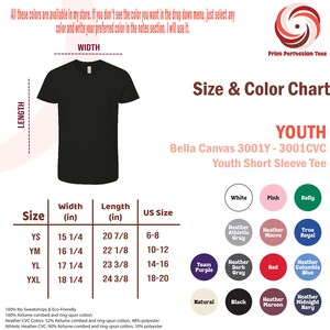 K&ouml;nnte beinhalten: Gr&ouml;&szlig;entabelle f&uuml;r ein T-Shirt mit kurzen &Auml;rmeln f&uuml;r Kinder von Bella Canvas 3001Y - 3001CVC. Die Tabelle zeigt die Gr&ouml;&szlig;en von YS bis YXL mit den entsprechenden Breiten- und L&auml;ngenma&szlig;en in Zoll. Die Tabelle enth&auml;lt auch eine Farbtabelle mit verschiedenen Farben, darunter Wei&szlig;, Rosa, Kelly, Heather Athletic Grey, Heather Mauve, True Royal, Team Purple, Heather Dark Grey, Rot, Heather Columbia Blue, Natur, Schwarz, Heather Maroon und Heather Midnight Navy.