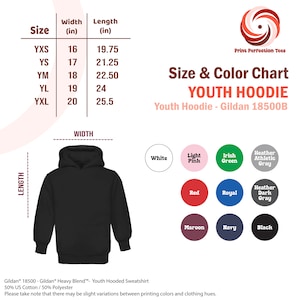 Puede incluir: Tabla de tallas para sudadera con capucha para j&oacute;venes con medidas en pulgadas. La tabla muestra el ancho y la longitud de la sudadera con capucha en diferentes tallas, desde YXS hasta YXL. La tabla tambi&eacute;n incluye una tabla de colores con 12 colores diferentes, incluyendo blanco, rosa claro, verde irland&eacute;s, gris deportivo jaspeado, rojo, azul real, gris oscuro jaspeado, granate, azul marino y negro.