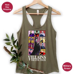 Op de afbeelding: Militairgroen racerback tanktop met een kleurrijke afbeelding van Disney-schurken in een rasterpatroon. De afbeelding bevat personages als Maleficent en Ursula, met de tekst "Villains The Evil Tour".