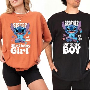 K&ouml;nnte beinhalten: Zwei T-Shirts mit einer blauen Stitch-Figur aus Lilo & Stitch. Das Shirt links sagt "Schwester des Geburtstagskindes" und das Shirt rechts sagt "Bruder des Geburtstagskindes".