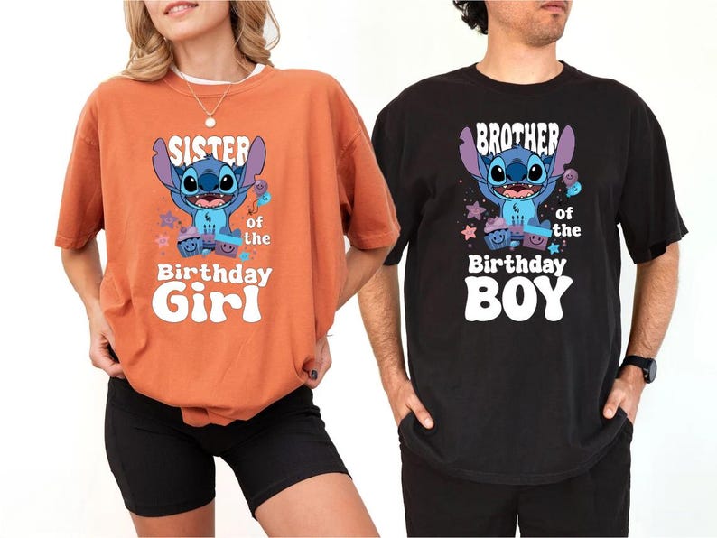 K&ouml;nnte beinhalten: Zwei T-Shirts mit einer blauen Stitch-Figur aus Lilo & Stitch. Das Shirt links sagt "Schwester des Geburtstagskindes" und das Shirt rechts sagt "Bruder des Geburtstagskindes".