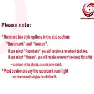 Op de afbeelding: Witte achtergrond met tekst van Print Perfection Tees. De tekst vermeldt twee stijlopties: "Racerback" en "Women". Racerback is een tanktop en Women is een relaxed fit t-shirt. De racerback valt strak.