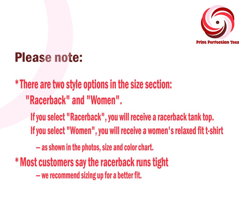 Op de afbeelding: Witte achtergrond met tekst van Print Perfection Tees. De tekst vermeldt twee stijlopties: "Racerback" en "Women". Racerback is een tanktop en Women is een relaxed fit t-shirt. De racerback valt strak.