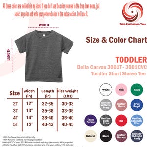 K&ouml;nnte beinhalten: Gr&ouml;&szlig;entabelle f&uuml;r kurz&auml;rmelige T-Shirts f&uuml;r Kleinkinder von Bella Canvas. Die Tabelle zeigt die Gr&ouml;&szlig;en 2T, 3T, 4T und 5T mit den entsprechenden Ma&szlig;en f&uuml;r Breite, L&auml;nge und Gewicht in Zoll und Pfund. Die Tabelle enth&auml;lt auch eine Farbpalette mit Optionen wie Wei&szlig;, Rosa, Kellygr&uuml;n, Heather Athletic Grey, Heather Mauve, True Royal, Team Purple, Heather Dark Grey, Rot, Heather Columbia Blue, Natur, Schwarz, Heather Maroon und Heather Midnight Navy.