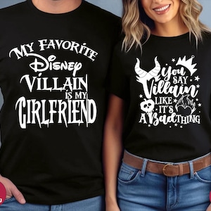 Puede incluir: Dos camisetas negras con texto blanco. La primera camiseta dice "Mi villano favorito de Disney es mi novia". La segunda camiseta dice "Dices villano como si fuera algo malo".