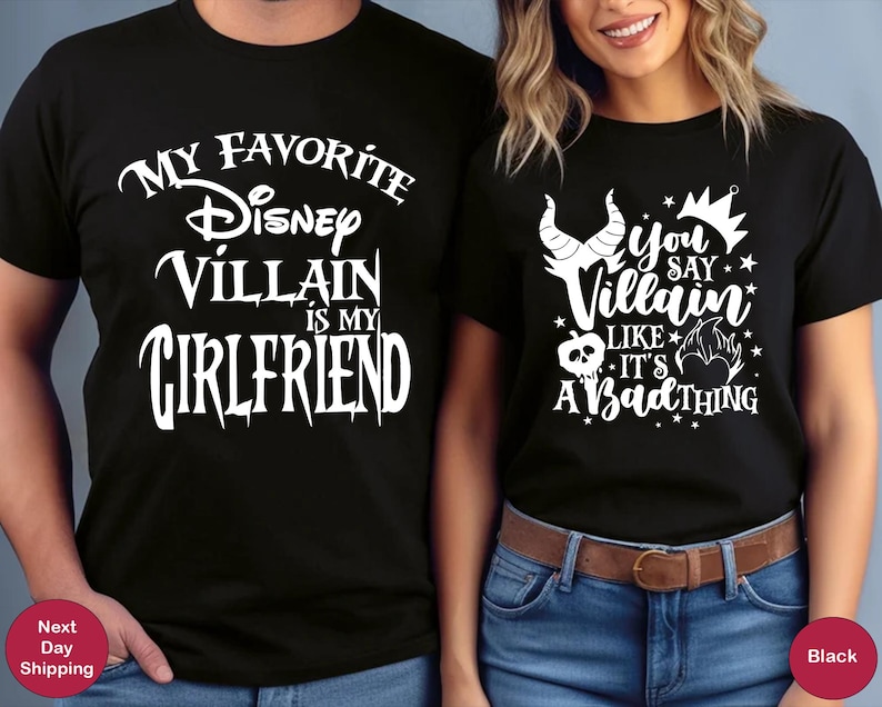 Puede incluir: Dos camisetas negras con texto blanco. La primera camiseta dice "Mi villano favorito de Disney es mi novia". La segunda camiseta dice "Dices villano como si fuera algo malo".