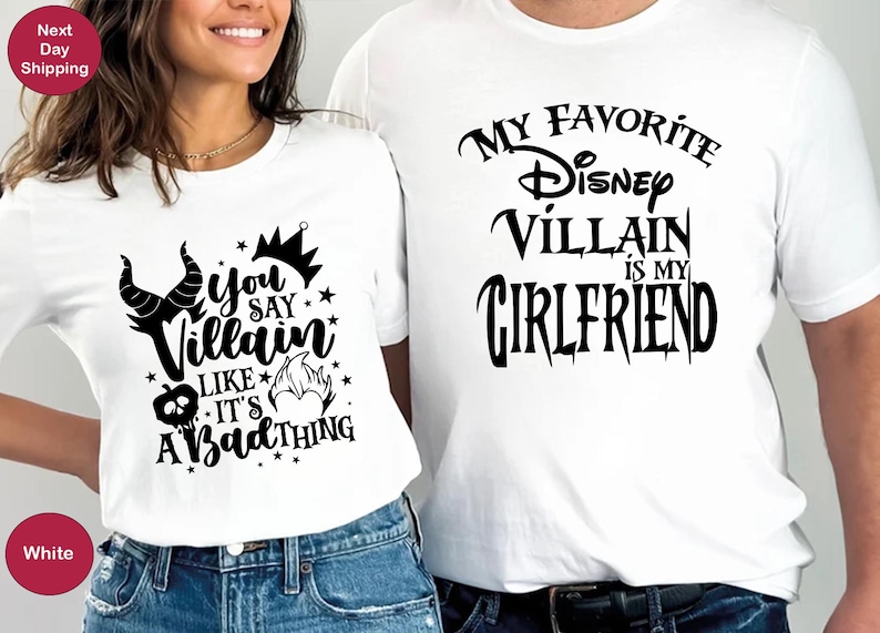 Puede incluir: Dos camisetas blancas con texto negro. La primera camiseta dice "You say Villain like it's a bad thing" con una corona y cuernos. La segunda camiseta dice "My favorite Disney Villain is my Girlfriend".