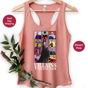Op de afbeelding: Woestijnroze tanktop met een afbeelding van tekenfilm-schurken in een raster. De afbeelding bevat personages als Maleficent en de Evil Queen. De tekst op de tanktop luidt "Villains The Evil Tour."