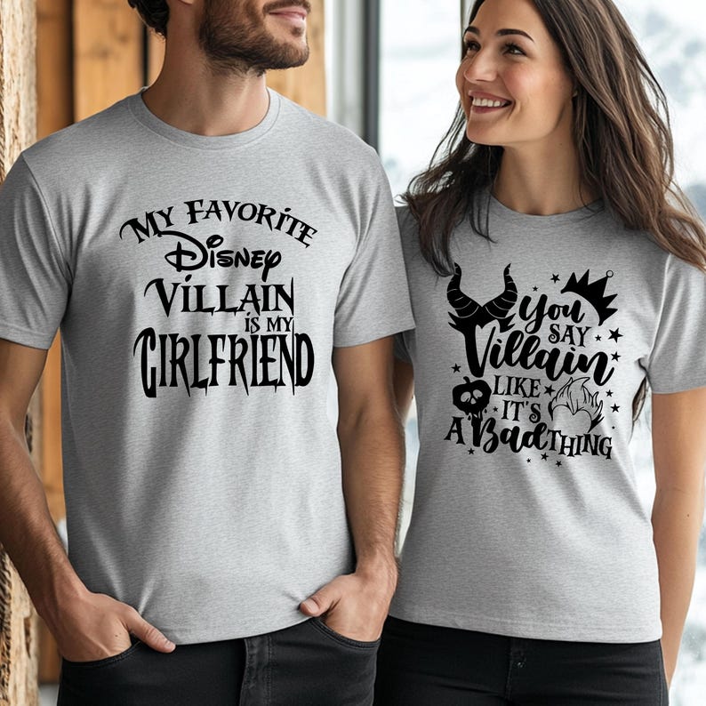 Puede incluir: Dos camisetas grises con texto negro. La primera camiseta dice "Mi villano favorito de Disney es mi novia". La segunda camiseta dice "Dices villano como si fuera algo malo".