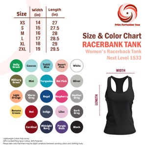 Op de afbeelding: Een zwarte tanktop met een maat- en kleurentabel. De tabel bevat maten XS tot 2XL, met breedte- en lengtematen in inches. Kleuropties zijn Kelly Green, Hot Pink en Zwart. De tekst luidt "RACERBANK TANK" en "Women's Racerback Tank".