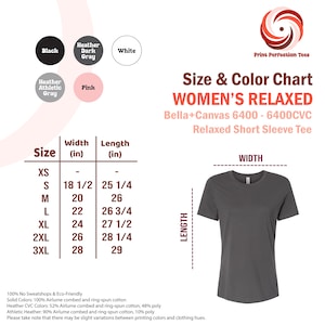 Op de afbeelding: Maat- en kleurentabel voor een Relaxed T-shirt met korte mouwen voor dames. De tabel bevat maten XS tot 3XL, met breedte- en lengtematen in inches. Kleuropties zijn zwart, heather dark grey, wit, heather athletic grey en roze.