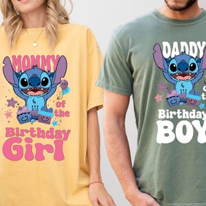 K&ouml;nnte beinhalten: Zwei T-Shirts mit einer blauen Stitch-Figur aus Lilo & Stitch. Das gelbe Shirt sagt "Mami vom Geburtstagskind" und das gr&uuml;ne Shirt sagt "Papa vom Geburtstagskind".