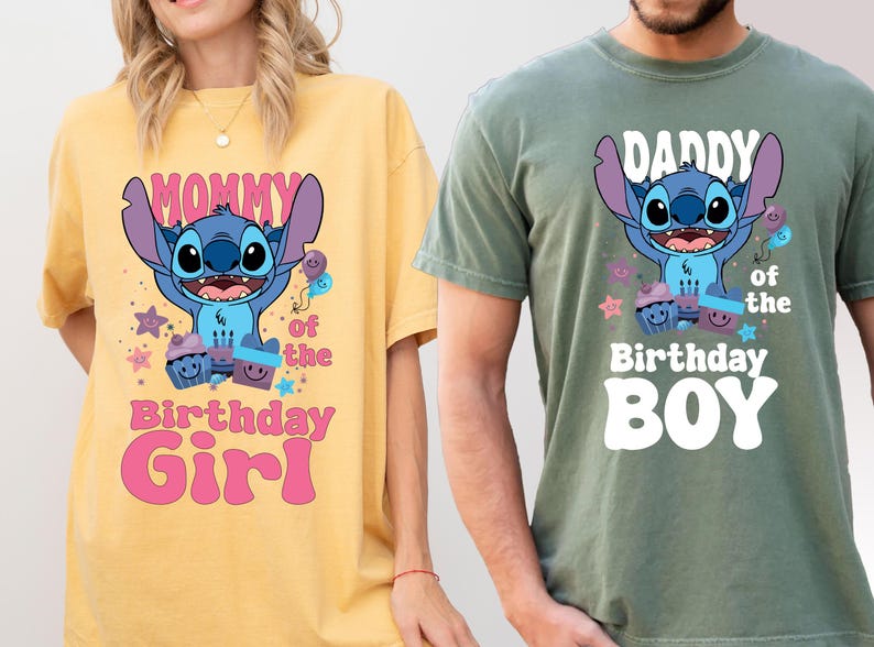K&ouml;nnte beinhalten: Zwei T-Shirts mit einer blauen Stitch-Figur aus Lilo & Stitch. Das gelbe Shirt sagt "Mami vom Geburtstagskind" und das gr&uuml;ne Shirt sagt "Papa vom Geburtstagskind".