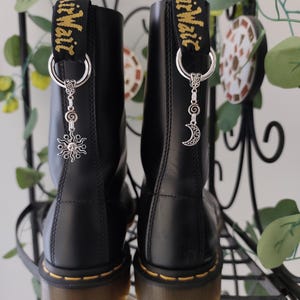 Dr. Martens måne- och solspiralberlock
