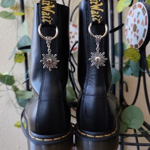 Dr. Martens Sonnenschmuck, Sonnenschuhanhänger