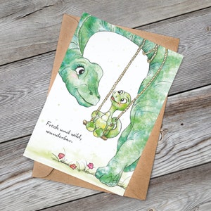 Postkarte - Dino Mutter und Kind | Wild und Wunderbar | Schaukeln | DinA6 | Handgezeichnet | Illustration