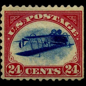 Peut inclure: Un timbre-poste américain vintage avec une bordure rouge et les mots "U.S. POSTAGE" dans un design incurvé. Le timbre présente une illustration bleue et blanche d'un avion. La valeur "24 CENTS" est affichée en rouge.