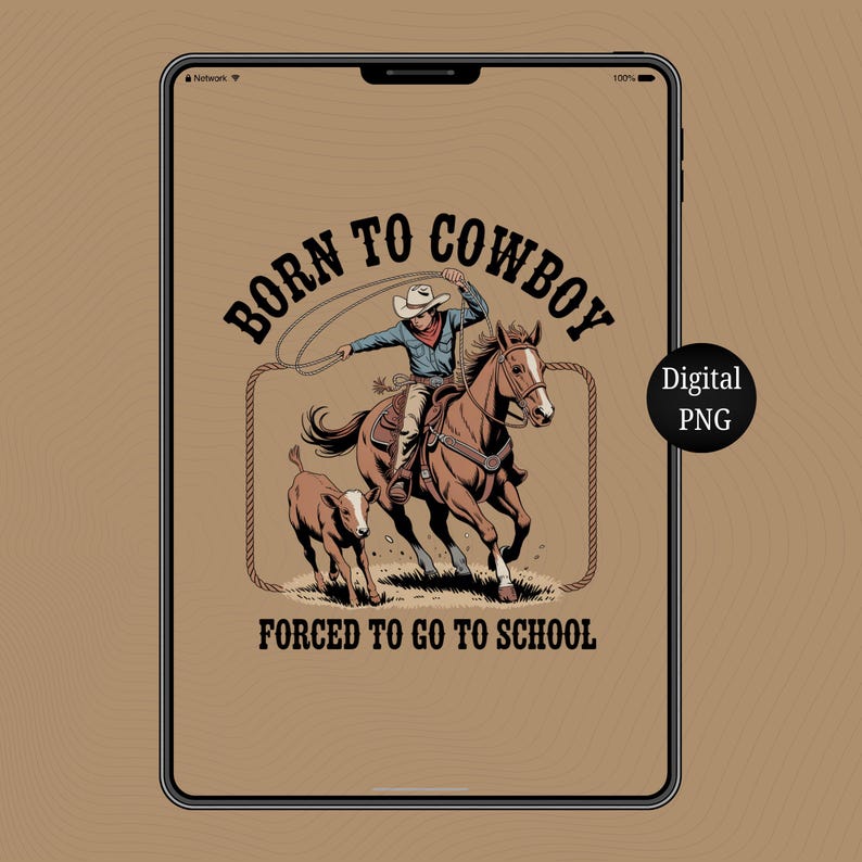 K&ouml;nnte beinhalten: Digitales PNG-Bild mit einem Cowboy auf einem Pferd, der ein Kalb mit einem Lasso f&auml;ngt. Der Text lautet "BORN TO COWBOY" und "FORCED TO GO TO SCHOOL". Das Bild wird auf einem digitalen Tablet vor einem hellbraunen Hintergrund pr&auml;sentiert.