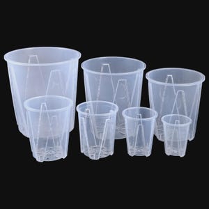 Könnte beinhalten: Eine Auswahl an transparenten Pflanztöpfen aus Kunststoff in verschiedenen Größen. Die Töpfe sind zylindrisch mit einem ausgestellten Rand und Drainagelöchern am Boden. Jeder Topf hat einen integrierten Griff für einfaches Handling.