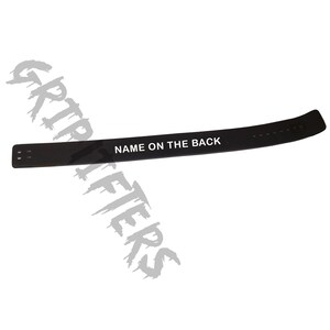 Puede incluir: Cintur&oacute;n de cuero negro con texto blanco que dice "NAME ON THE BACK".