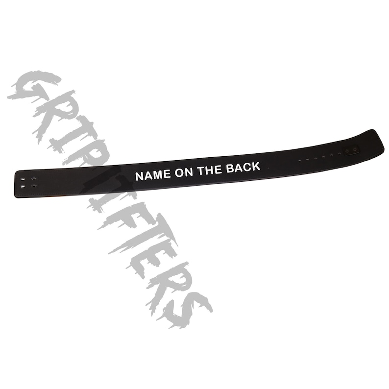 Puede incluir: Cintur&oacute;n de cuero negro con texto blanco que dice "NAME ON THE BACK".