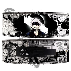 Puede incluir: Hebilla de cintur&oacute;n de estilo manga en blanco y negro con un personaje del anime Jujutsu Kaisen. La hebilla representa al personaje Gojo Satoru con su parche de ojo caracter&iacute;stico y un fondo blanco y negro. El texto "YOUR NAME" est&aacute; impreso en la hebilla.