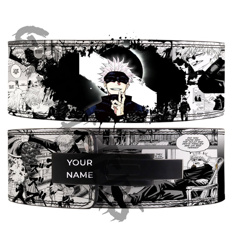 Puede incluir: Hebilla de cintur&oacute;n de estilo manga en blanco y negro con un personaje del anime Jujutsu Kaisen. La hebilla representa al personaje Gojo Satoru con su parche de ojo caracter&iacute;stico y un fondo blanco y negro. El texto "YOUR NAME" est&aacute; impreso en la hebilla.