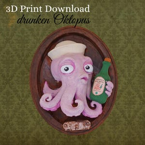 Peut inclure: Un poulpe rose portant un chapeau de marin, tenant une bouteille verte avec une étiquette. Le poulpe est monté sur une plaque en bois ovale marron. Le texte en haut indique "3D Print Download drunken Oktopus".