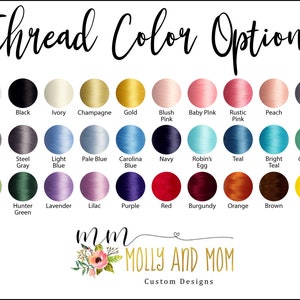 Może przedstawiać: Karta kolor&oacute;w zatytułowana "Thread Color Options" z r&oacute;żnymi kolorami nici, w tym białym, czarnym, kości słoniowej, szampańskim, złotym, r&oacute;żowym, r&oacute;żowym dla dziecka, r&oacute;żowym rdzawym, brzoskwiniowym i jasnoszarym. Dodatkowe kolory to średni szary, stalowy szary, jasnoniebieski, blady niebieski, Carolina blue, granatowy, jajko rudzika, morski, jasny morski i celadon.
